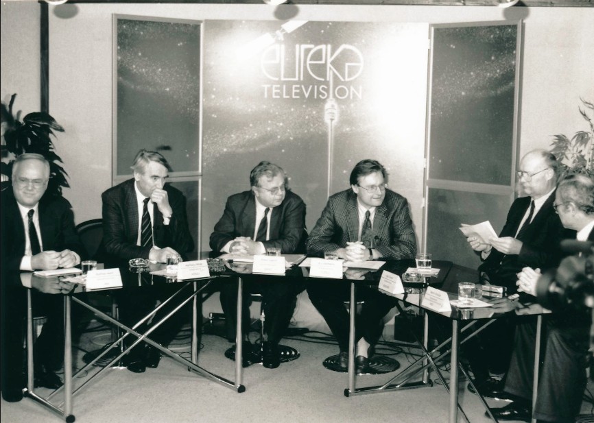 Der damalige Chefredakteur von Eureka-Television, Professor Dr. Alfred-Joachim Hermanni, moderiert eine Expertenrunde mit namhaften Journalisten auf den Medientagen 1988 in München.