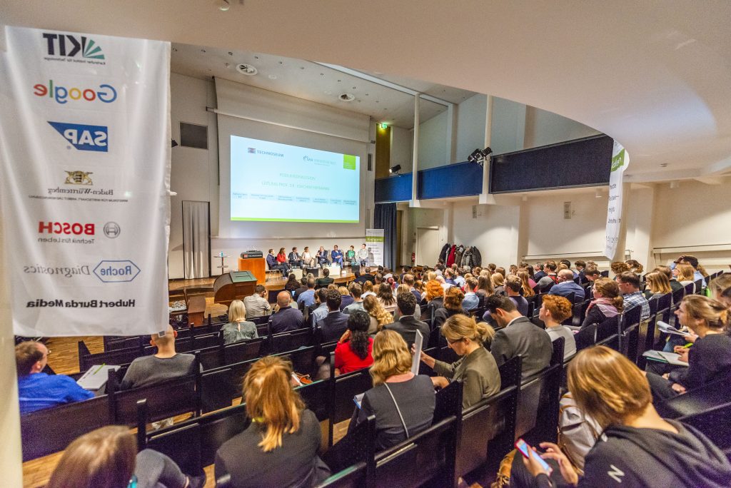 Professor Dr. Alfred-Joachim Hermanni moderiert eine Podiumsdiskussion während der Konferenz Vernetzte Arbeitswelt in Mannheim 2019