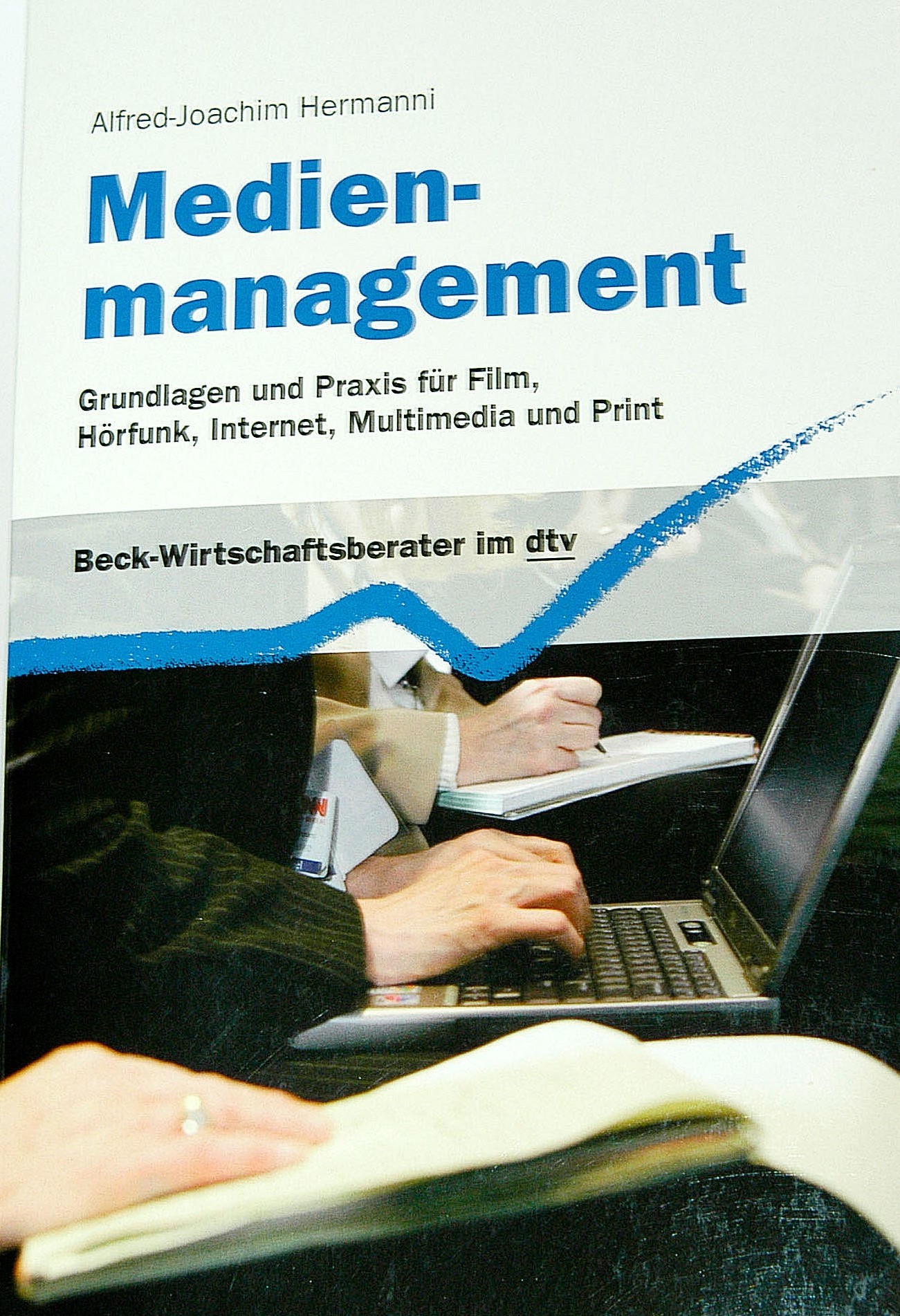 Buchtitel "Medienmanagement. Grundlagen und Praxis für Film, Hörfunk, Internet, Multimedia und Print" von Professor Dr. Alfred-Joachim Hermanni